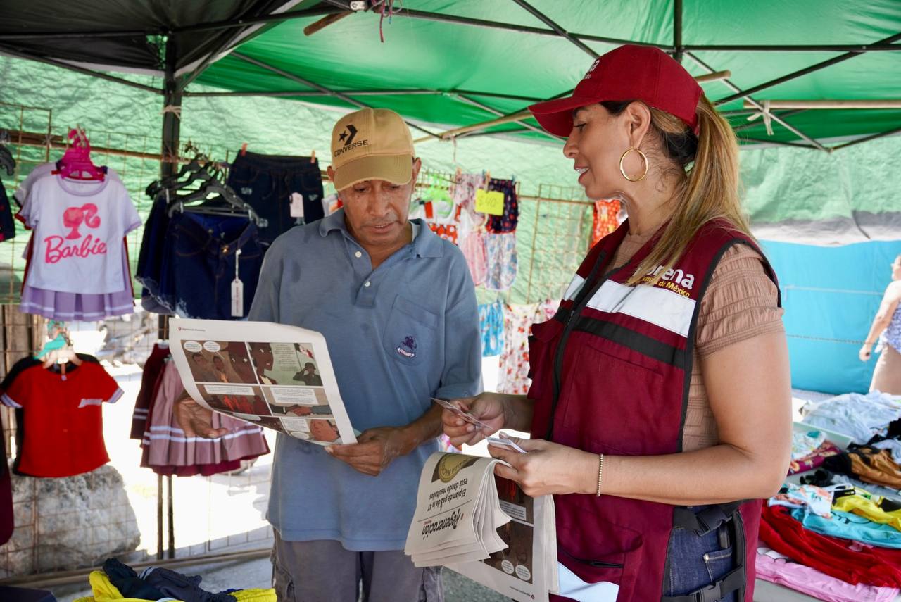 Marybel Villegas recibe el cariño de los tianguistas de la Región 233; la legisladora morenista repartió ejemplares del periódico Regeneración