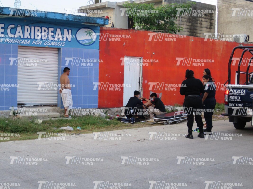 Balean a un hombre en calles de la Supermanzana 234 de Cancún; al parecer la víctima convivía con otro sujetos cuando fue atacado.