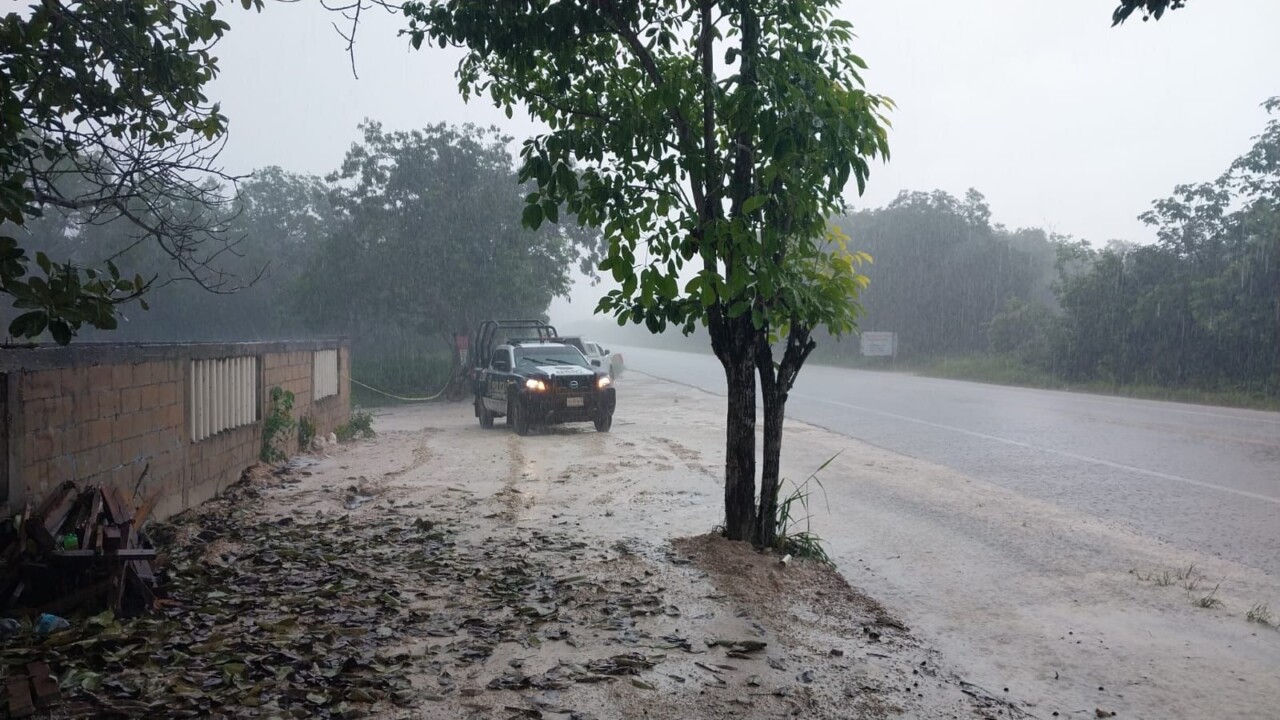 En pleno aguacero, encuentran sin vida a una persona en Cancún; los hechos se registraron en la colonia Los Reyes, cerca del libramiento.
