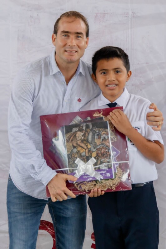 Encabeza Diego Castañón el inicio de ciclo escolar 2023-2024 en Tulum; entre el presidente municipal libros de texto gratuitos a estudiantes del nivel básico.