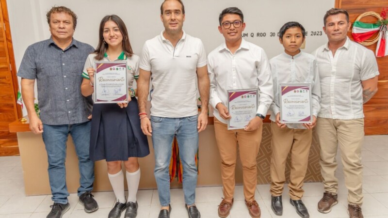 Diego Castañón entrega premios de la Juventud Tulum 2023
