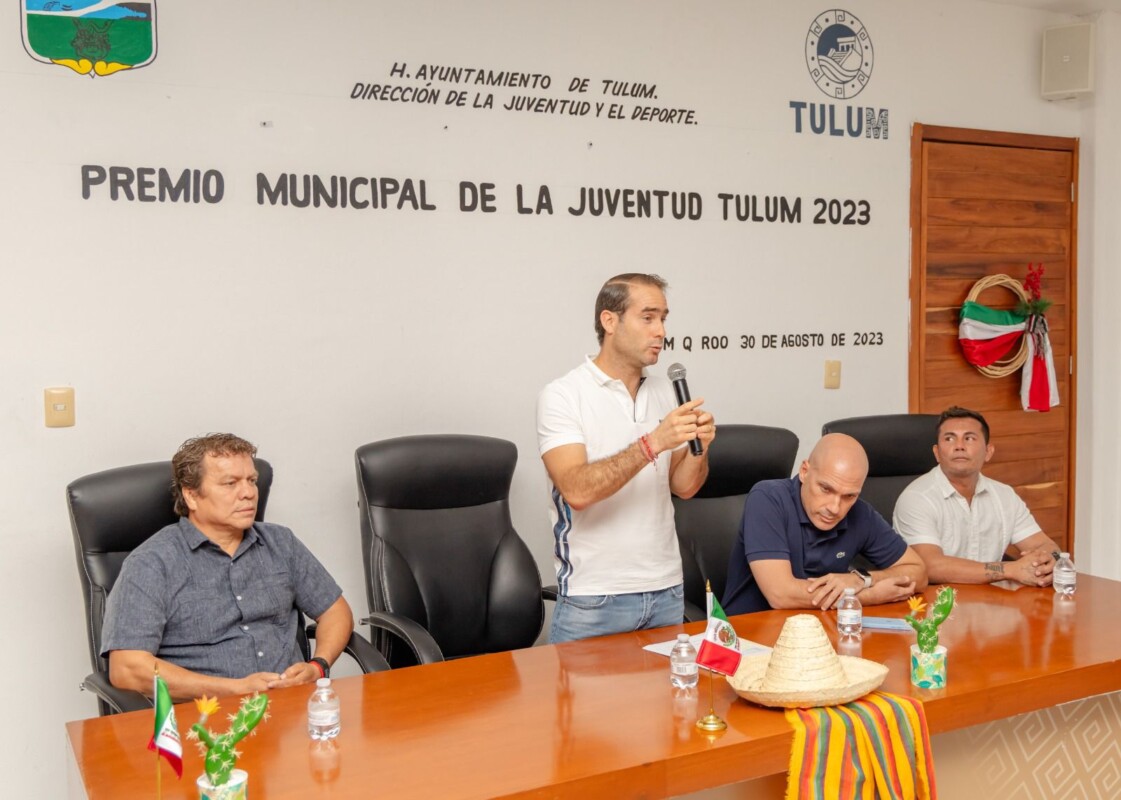 Diego Castañón entrega premios de la Juventud Tulum 2023; además, el edil anunció la apertura para 25 becas a la juventud tulumnense.