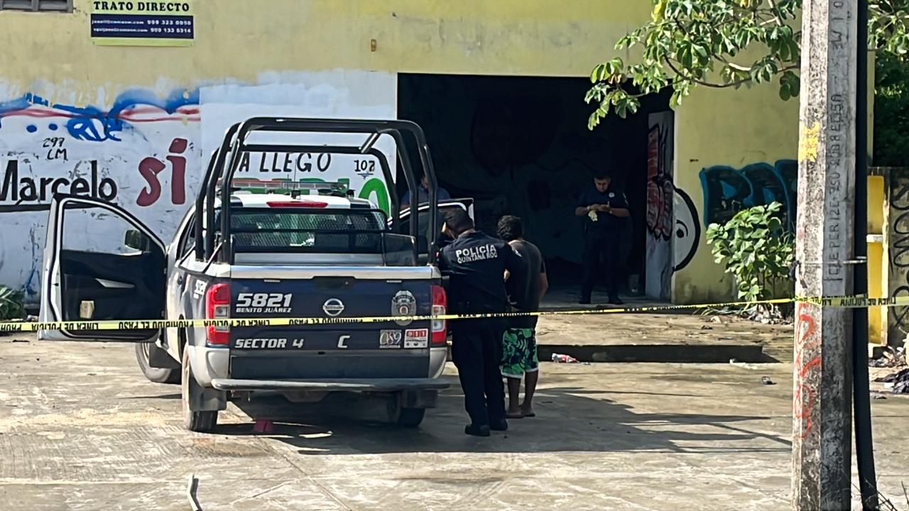 Hallan un cuerpo putrefacto en la zona de Tierra Maya en Cancún; la víctima fue localizada en un local abandonado.