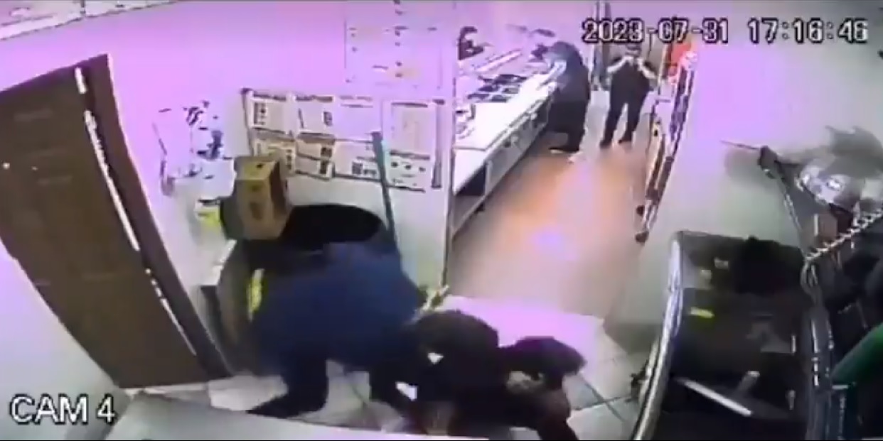 Sujeto golpea a empleado de un Subway por no atenderlo rápido; el ataque fue captado por una cámara de seguridad del negocio.