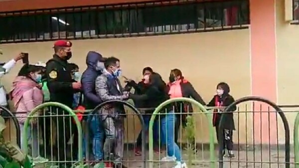 Hijos impiden boda de su padre y le exigen pagar sus manutenciones