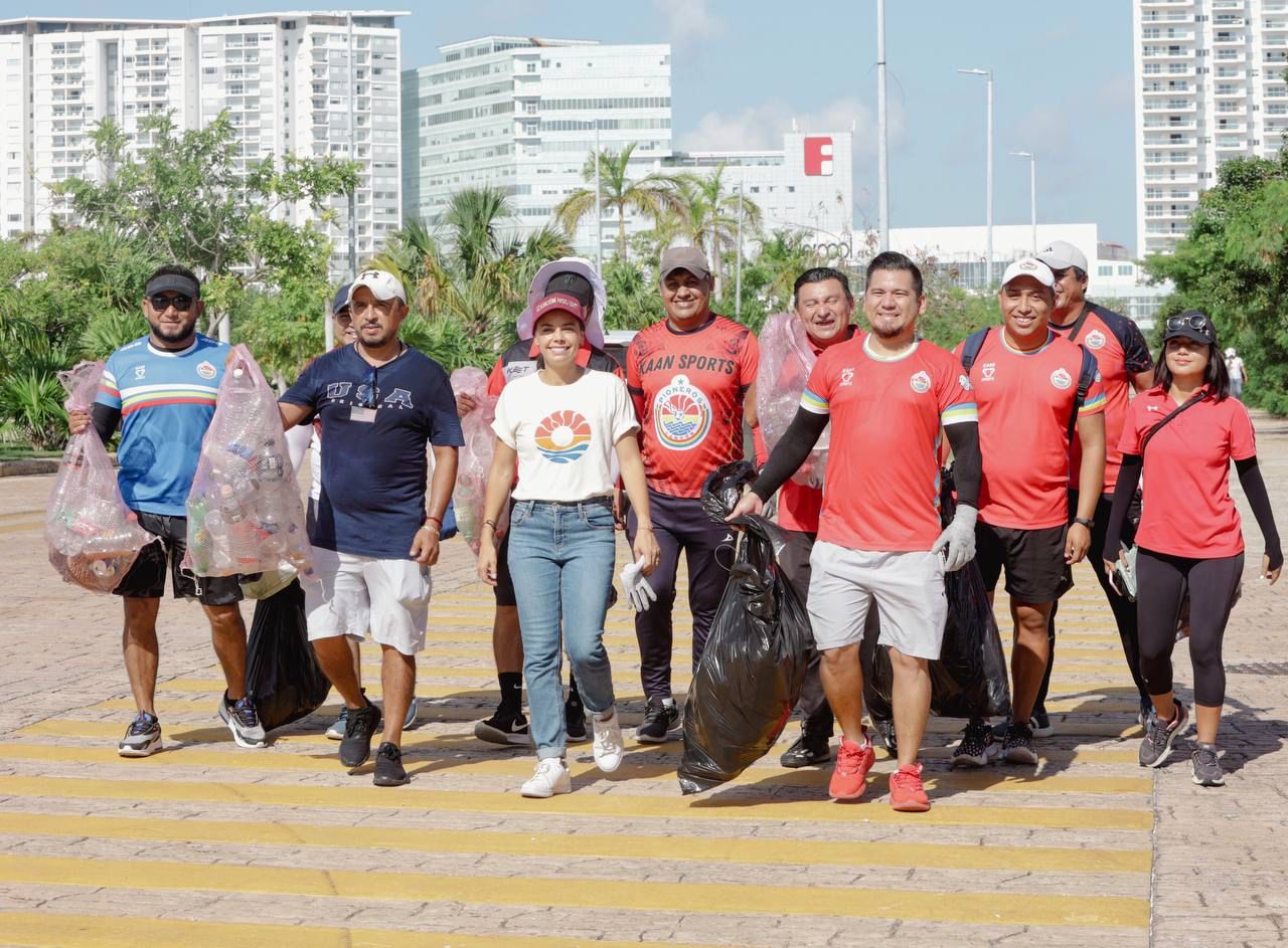 Cancún nos une por un entorno limpio: Ana Paty Peralta; autoridades y voluntarios limpian más de 6 kilómetros de Malecón Tajamar.