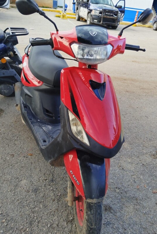 Detienen en Playa del Carmen a una pareja de narcomenudistas; en otro hecho fue hallada abandonada una motocicleta con reporte de robo.