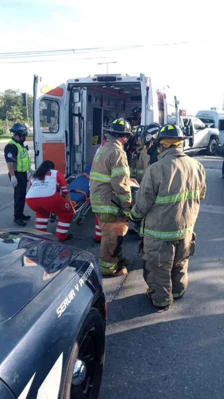 Deja 9 lesionados fuerte choque en el bulevar de Playa del Carmen; conductor de una camioneta se estrella contra van de transporte foráneo.