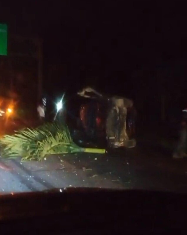 Varios trabajadores heridos al chocar y volcar una camioneta en la carretera Tulum-Playa del Carmen; el accidente ocurrió cerca del Barceló.