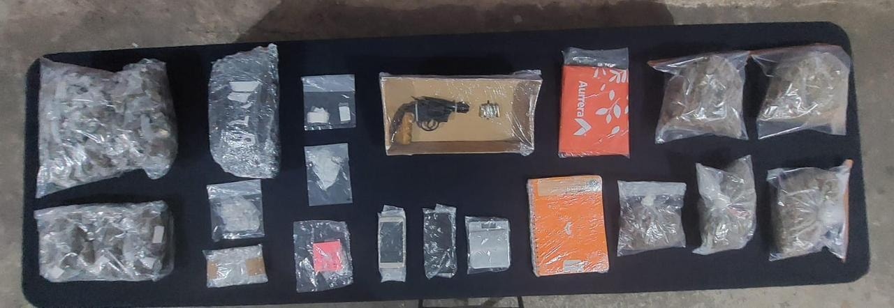 Detienen en la colonia Santa Ana de Cancún a dos mujeres narcomenudistas; les decomisaron más de 400 dosis y un revólver.