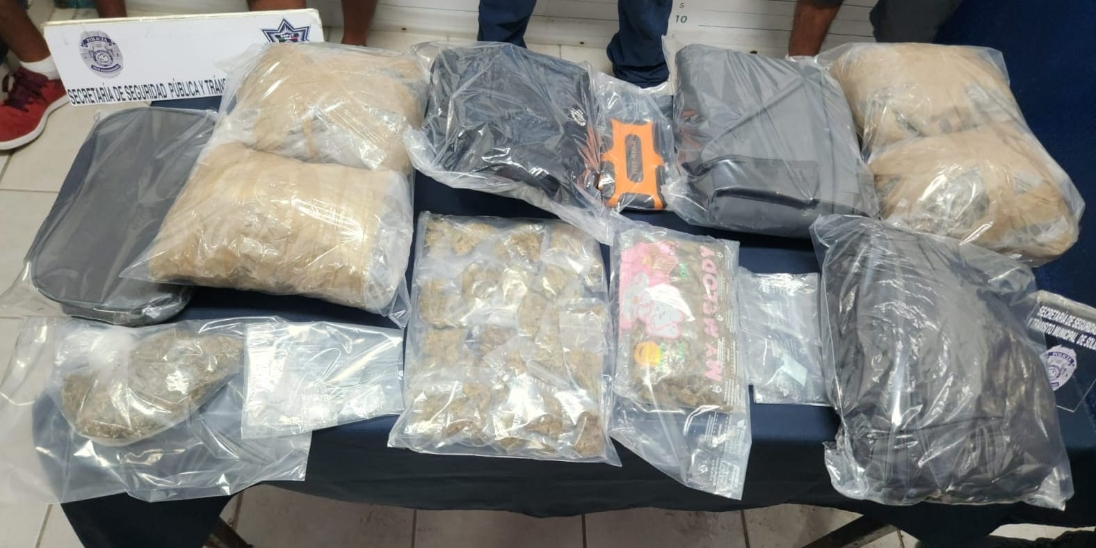 Detienen a 5 narcomenudistas en la zona turística de Playa del Carmen; elementos policiacos se aseguraron varias bolsas con enervantes.