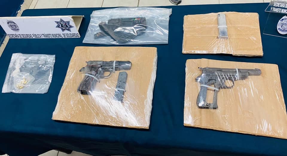 Detienen a una pareja armada en Playa del Carmen; a Érika “N” y Carlos “N”, originarios de Tabasco, les decomisaron dos pistolas y cartuchos.