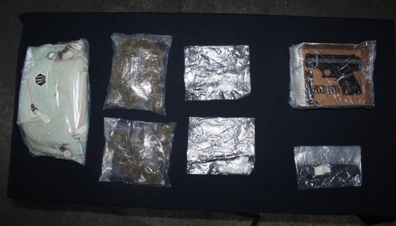 Detienen en Cielo Nuevo a dos narcomenudistas armados; les aseguraron 15 dosis de crack, 32 de marihuana y tres de cocaína.