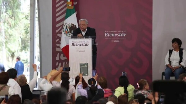 Salario mínimo aumentará “un poco más”; pensión será mensual