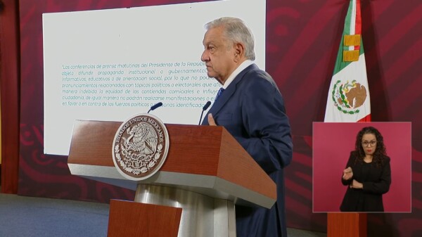 ¡Tomen para que aprendan! Ironiza AMLO sobre orden del INE