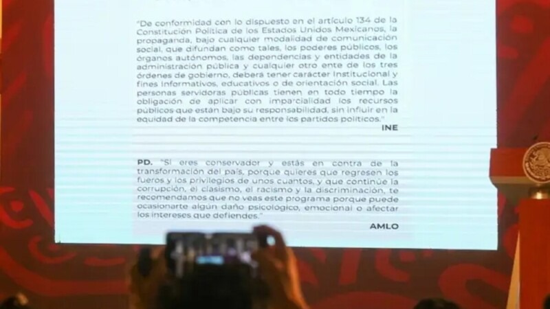 Incluye AMLO en la mañanera leyenda del INE por primera vez