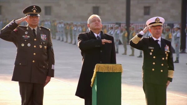 Izan la bandera en memoria de las víctimas de los sismos