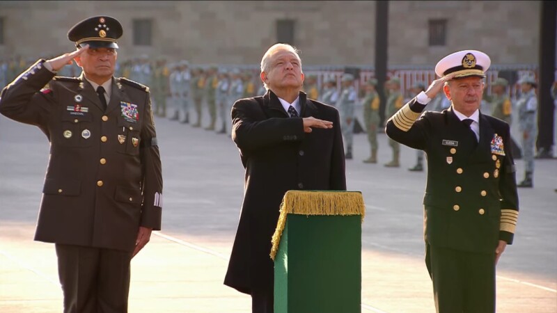 Izan la bandera en memoria de las víctimas de los sismos