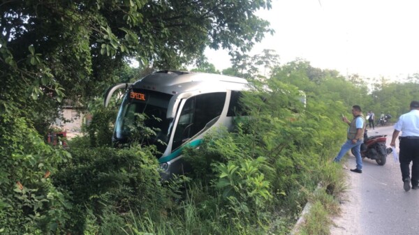 “Patinazo” y susto para conductor de autobús en el Arco Vial de Cancún