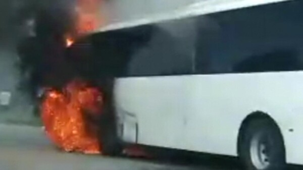 Arde autobús en carretera Cancún-Playa Del Carmen
