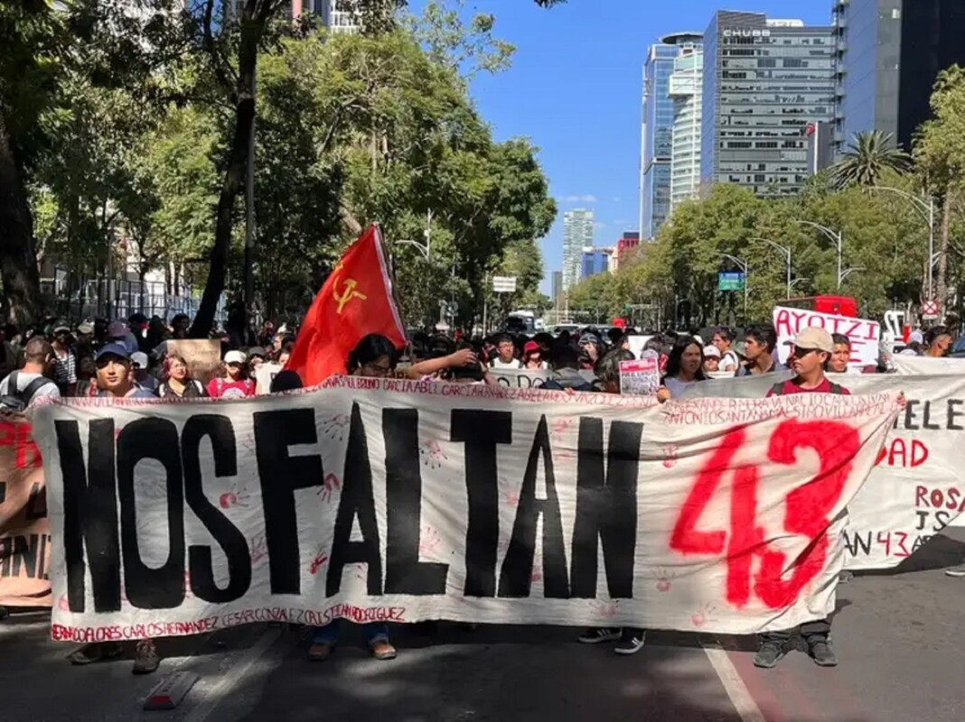 Contingentes se congregan alrededor del Ángel de la Independencia, previo a la marcha en conmemoración por los nueve años de la desaparición de los 43 estudiantes de Ayotzinapa, en la Ciudad de México, el 26 de septiembre de 2023.