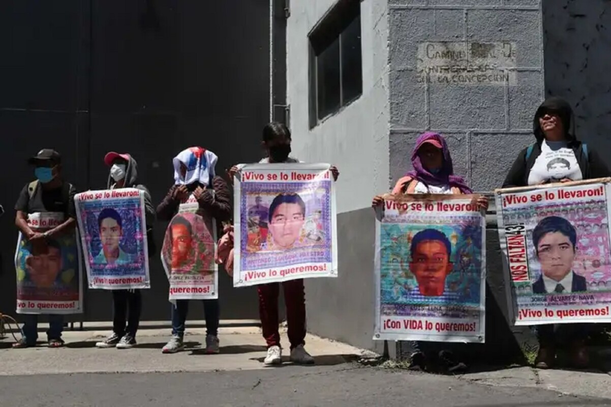 Padres de los 43 jóvenes desaparecidos de Ayotzinapa y normalistas se manifiestan afuera de las instalaciones del Cisen, en la Ciudad de México.