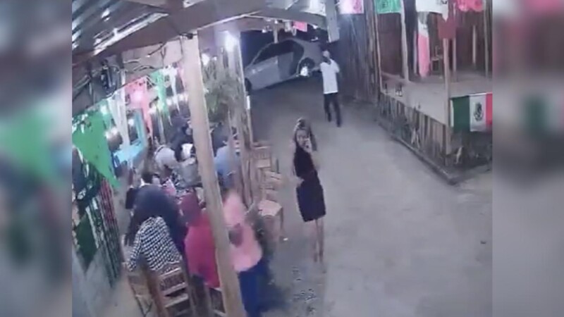 A balazos, asesinan a dos funcionarios en bar de Guerrero