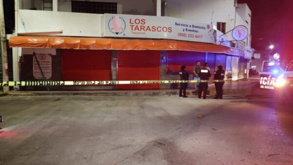 Balean taquería en Cancún por presunto ‘cobro de piso.