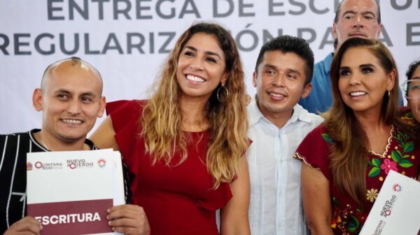 Marybel Villegas y Mara Lezama entregan escrituras en zonas irregulares