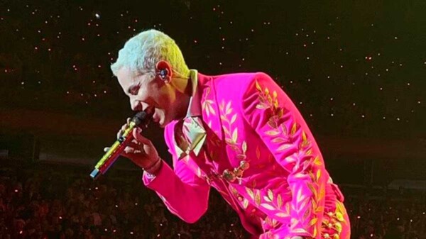 Critican a Christian Chávez por usar traje de charro color rosa y con tenis dorados