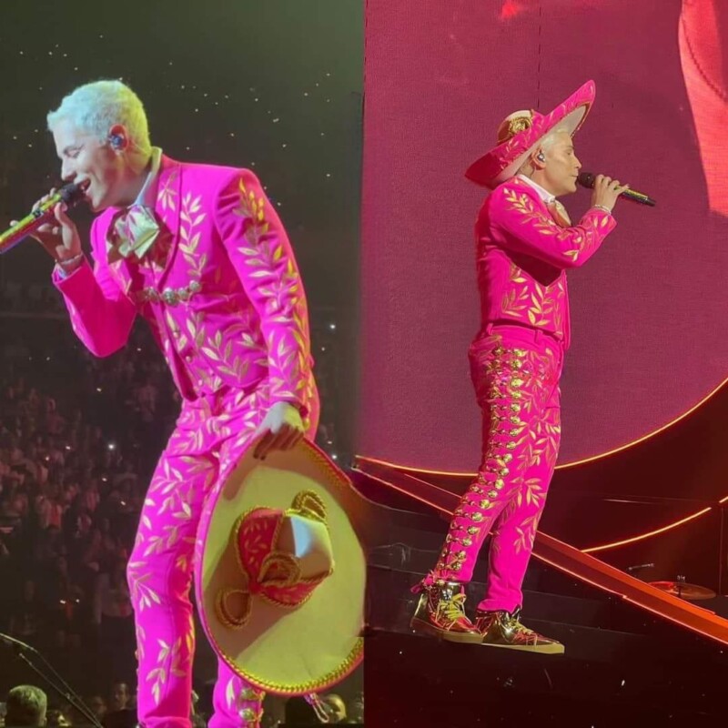 Critican a Christian Chávez por usar traje de charro color rosa y con tenis dorados