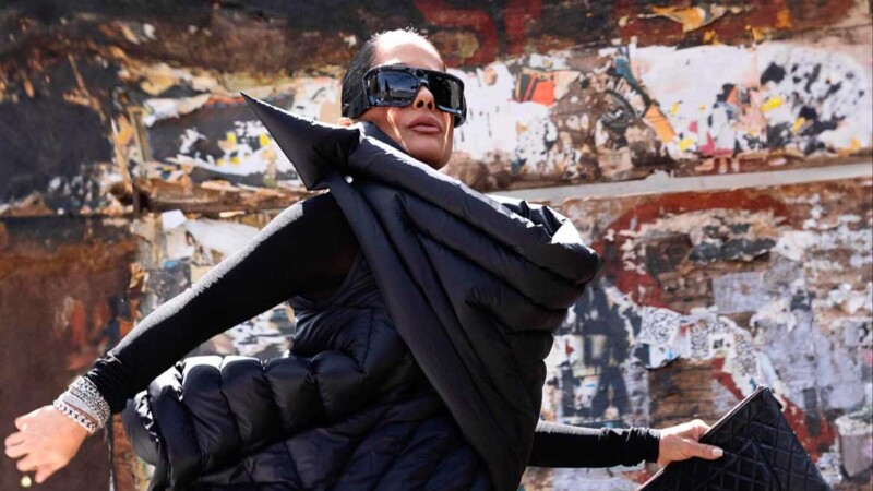 Critican a Martha Debayle por vestir como 'edredón' para salir a la calle