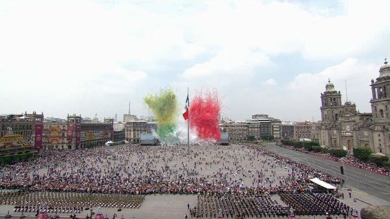 Inicia desfile, conmemora 213 aniversario de la Independencia