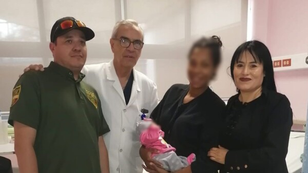Migrante venezolana por poco recibe a la cigüeña en el techo de un tren