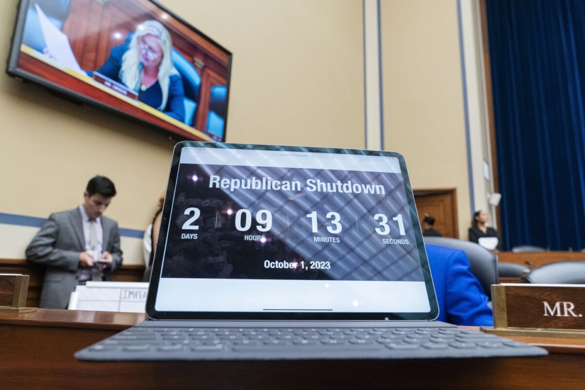 Una laptop muestra una cuenta regresiva sobre el tiempo que queda antes del cierre del gobierno, el 28 de septiembre de 2023 una sala del Congreso, en Washington. Foto: Jacquelyn Martin, AP.
