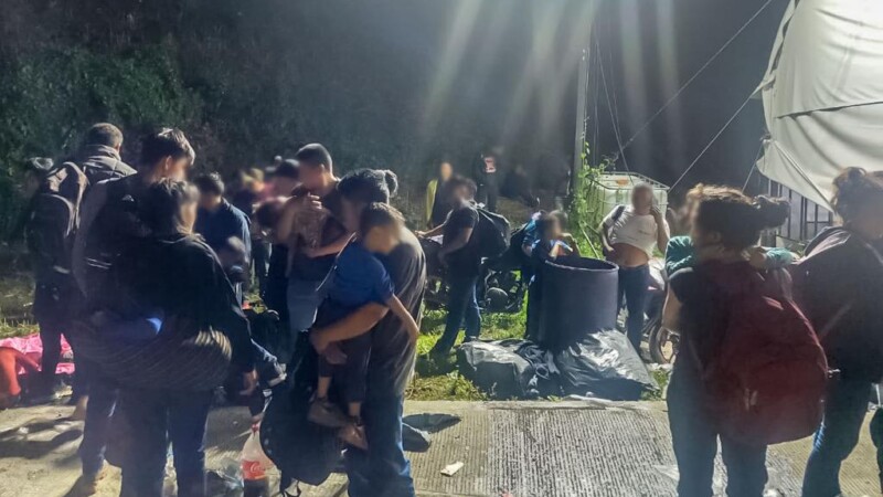 Hacinados y deshidratados hallan a 350 migrantes extranjeros en la caja de un tráiler.