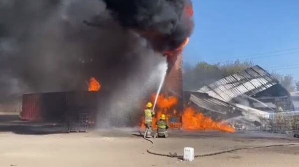 Se incendia empresa de tráileres en Escobedo, Nuevo León