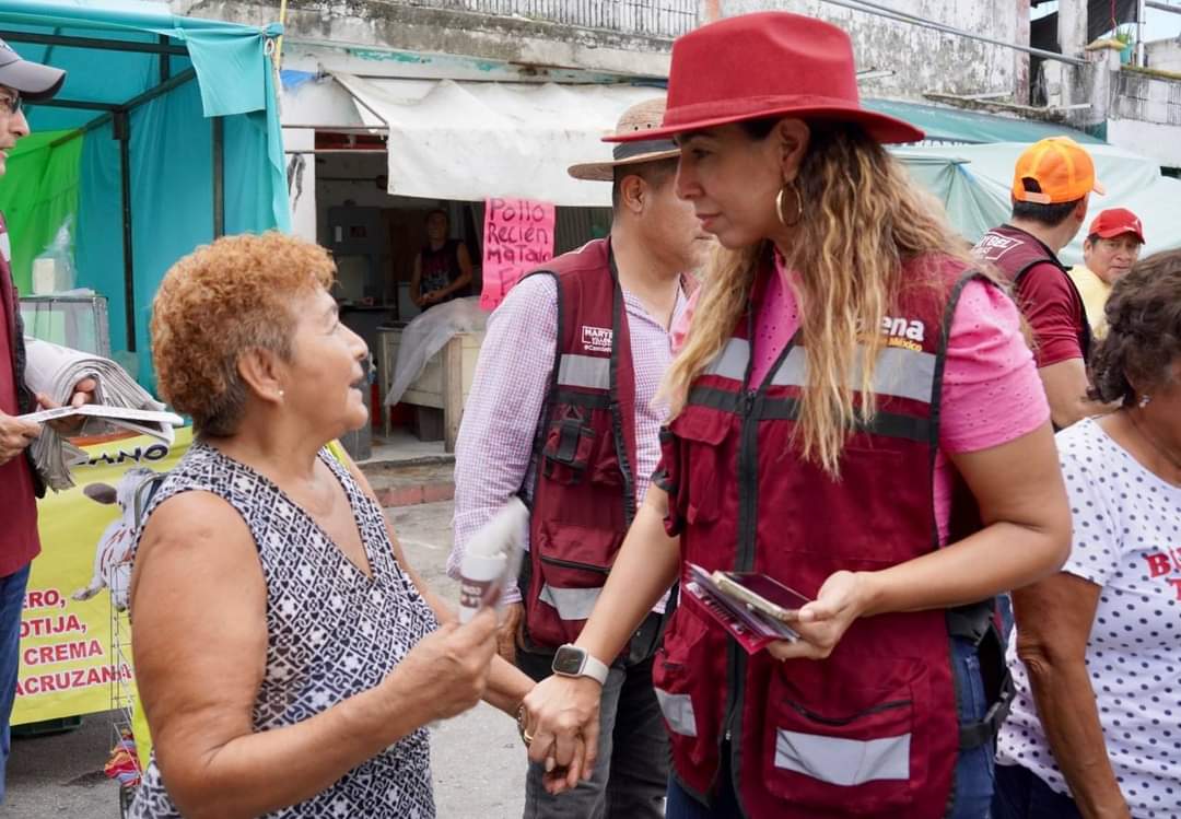 Marybel Villegas recorre el tianguis de la Región 94 de Cancún; aprovechó para hablar con vecinos y comerciantes de los logros legislativos de la 4T.