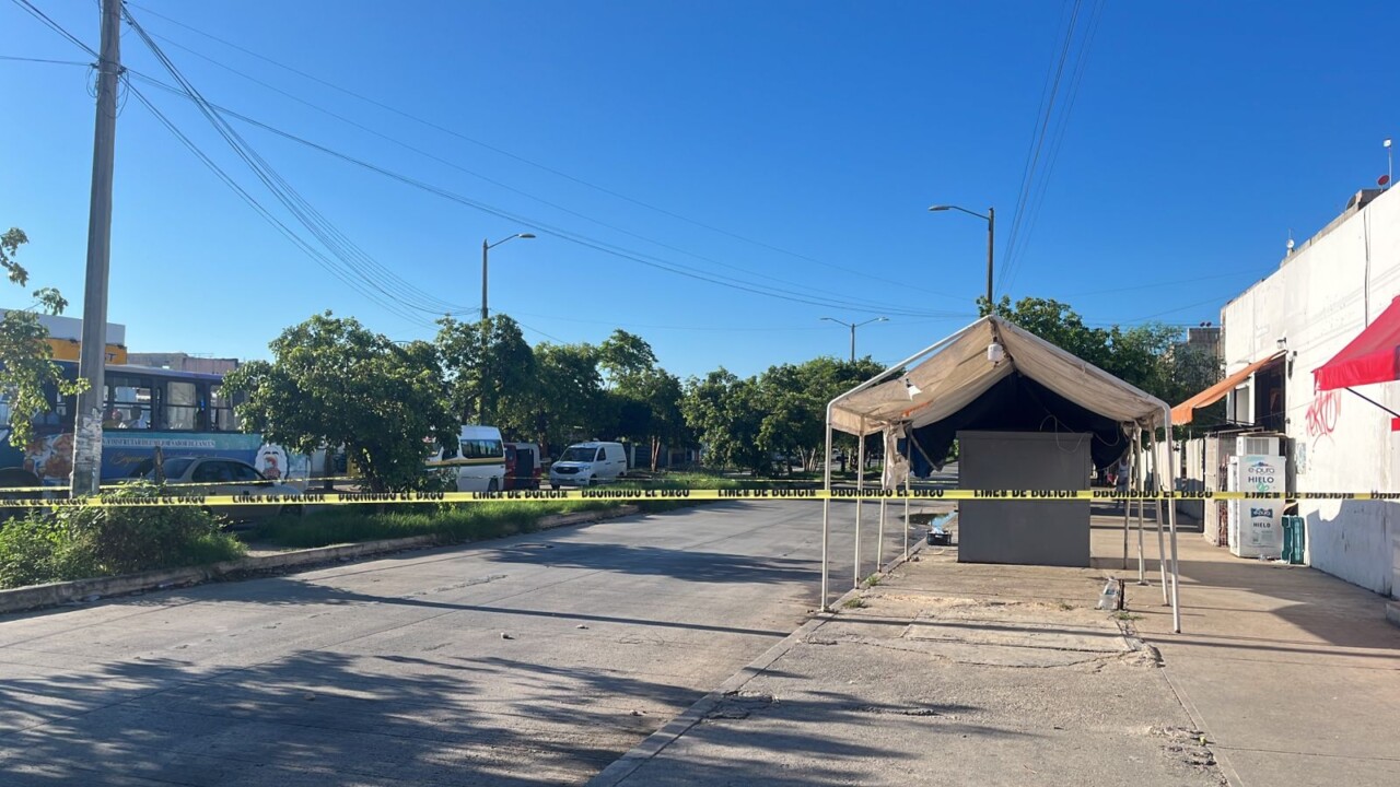 Mototaxista se salva de ser ejecutado en Prado Norte en Cancún; los sicarios llegaron hasta la avenida tres y calle Tulipán en una camioneta.