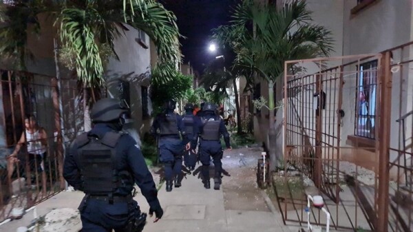 Muere en el hospital un sujeto baleado en su auto en Villas Otoch Paraíso en Cancún