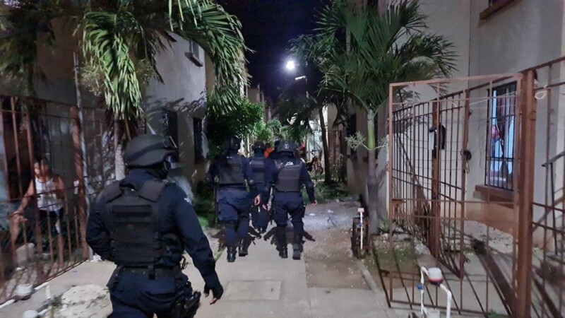 Muere en el hospital un sujeto baleado en su auto en Villas Otoch Paraíso en Cancún