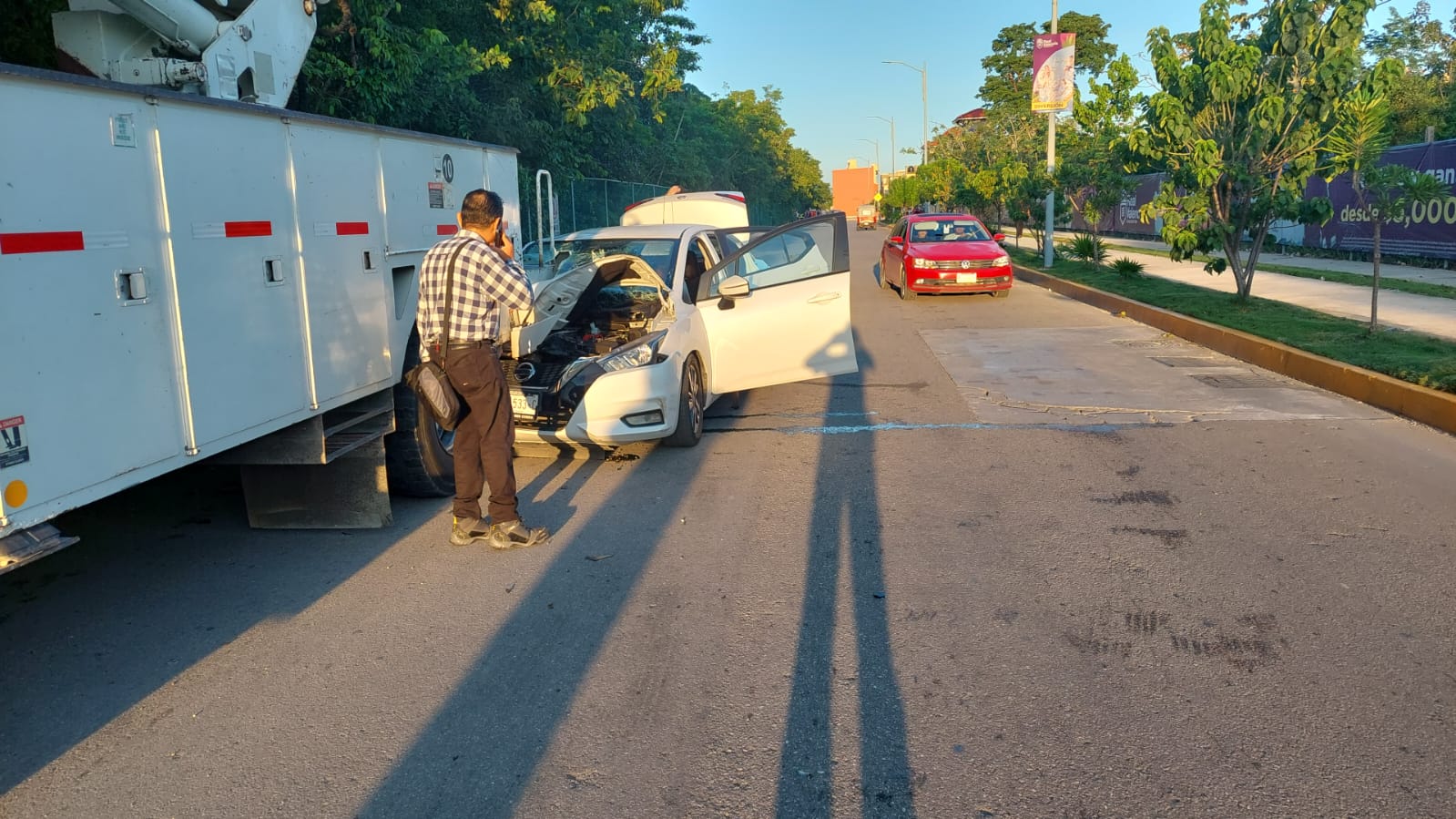 Mujer queda prensada en un vehículo tras fuerte choque en el Arco Vial; viajaba como copiloto en un auto que se estampó en una grúa detenida.