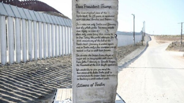 México coloca parte del muro de Berlín en la frontera con EU
