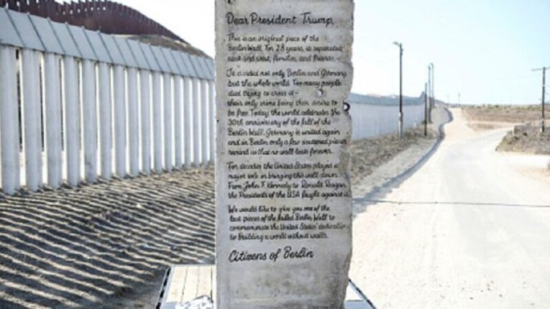 México coloca parte del muro de Berlín en la frontera con EU