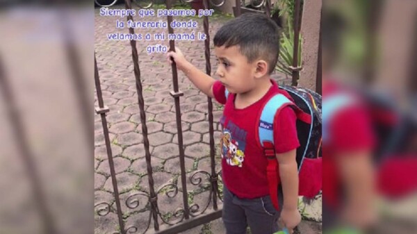 Conmueve niñito buscando a su abuelita en una funeraria