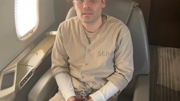 Fiscal general de EU confirma extradición de Ovidio Guzmán; difunden la primera imagen de “El Ratón” arribando a Chicago, “Welcome to America”, agradece el Gobierno de Estados Unidos la extradición.