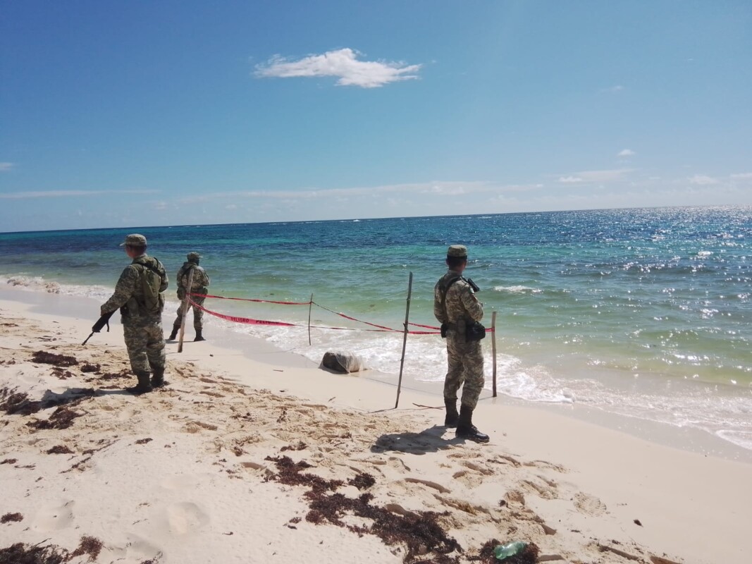 Recala bulto con 25 paquetes de cocaína en Cozumel; la droga fue localizada por personal del Ejército que hacía labores de vigilancia en la parte noreste.