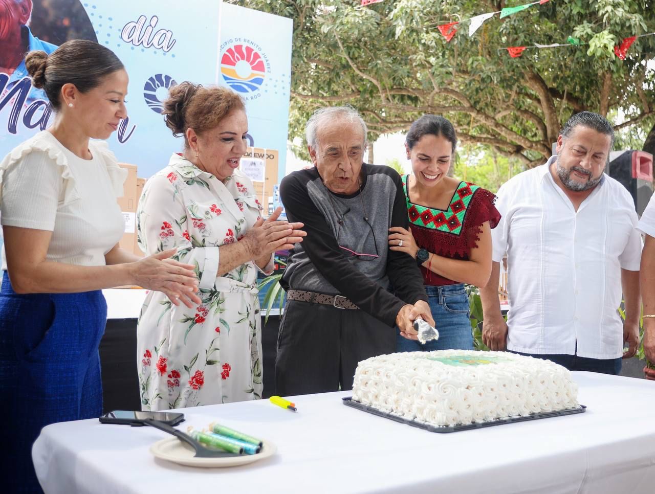 La presidenta municipal convivió ayer con los pensionados, jubilados y colaboradores activos del SUTSABJYOD.