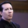 Sentencian a Marilyn Manson por sonarse nariz sobre camarógrafa