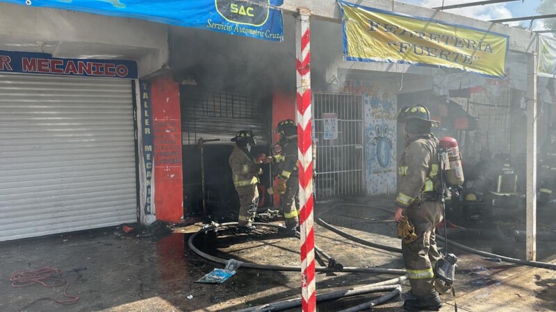Sofocan bomberos incendio en una ferretería en la Supermanzana 516